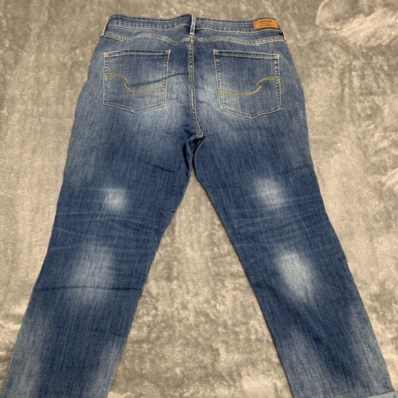 Levi’s Strauss women’s blue jean capris. - Picture 2 of 12